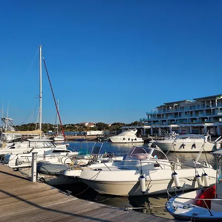 Marina Di Guest أولبيا